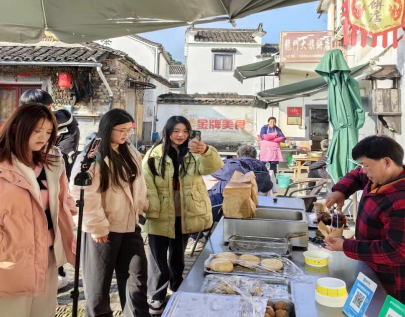 杭州乡村振兴学院旅游管理分院会展专业学生在龙门古镇直播