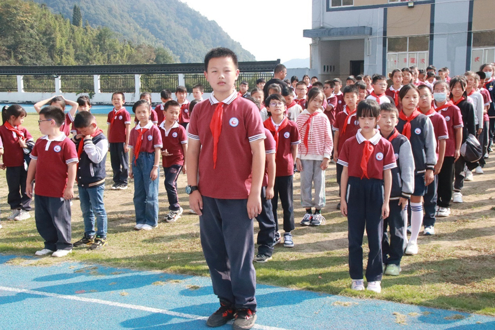 我院党员教师组织学生们热身