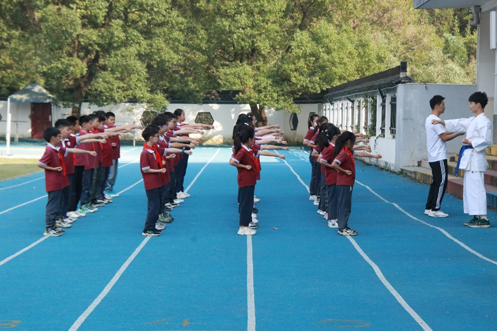 乡村振兴学院党员教师在春建乡中心小学开展空手道项目授课