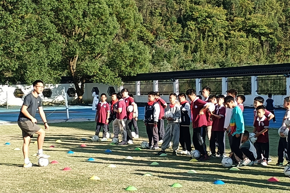 我院老师在春建乡中心小学开展足球项目授课