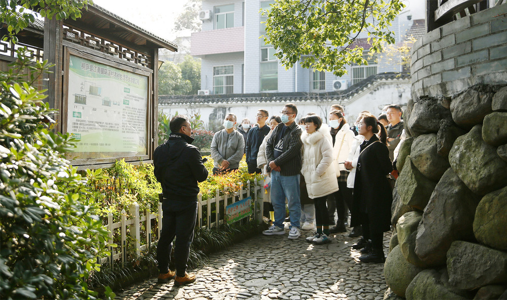 培训班学员参观杭州市桐庐县江南镇环溪村生态改造工程